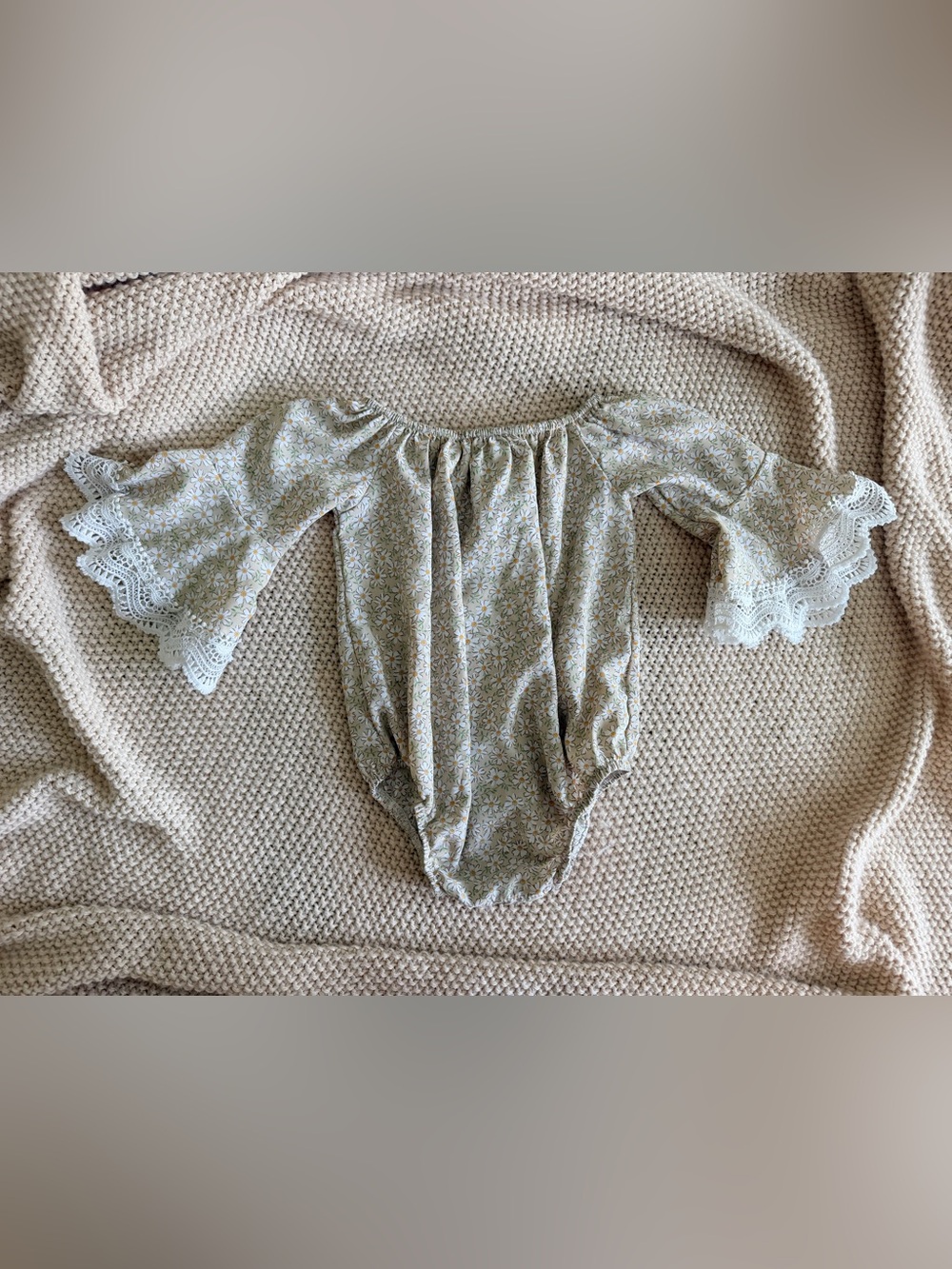 🌼 Bailey’s Blossoms Daisy Flutter Sleeve Bubble Romper | 2T | EUC
